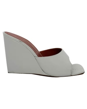 Amina Muaddi Lupita Wedge in wit nappaleer