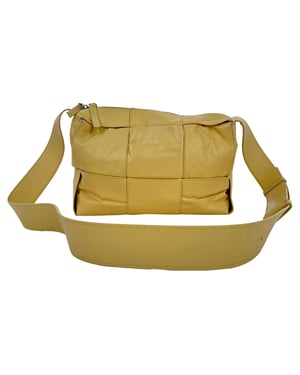 Bottega Veneta Medium Arco cameratas in geel kalfsleer