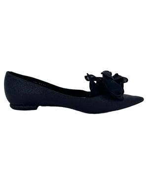 Dior ballerina's met spitse neuzen en rozenversiering in zwart glitter.