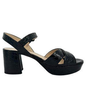 Prada zwarte platform sandalen met krokodillenprint en gekruiste bandjes in zwart lakleer.