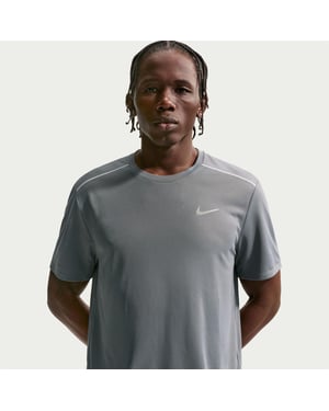 Nike Heren T-shirt Miler met Swoosh en reflecterende details (Rook Grijs)