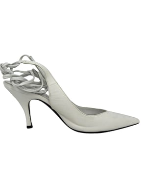 De Attico pumps met spitse neus en strikceintuur in wit leer