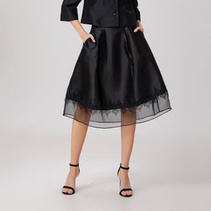 Rok van organza en tafzijde met kanten rand
