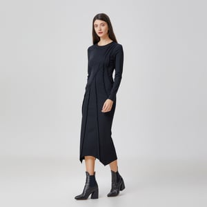 Jurk met asymmetrische structuurlijnen