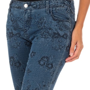Bedrukte en elastische lange denim broek 10DB50210 vrouw
