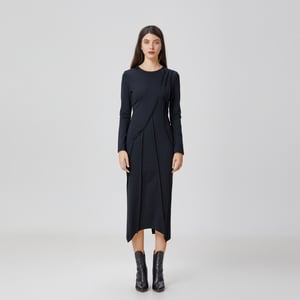Jurk met asymmetrische structuurlijnen