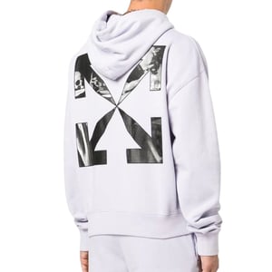 Gebroken witte Caravaggio-pijl over stoffige lila paarse hoodie