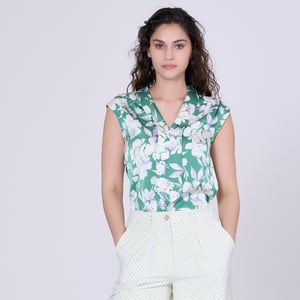 Mouwloze blouse met brede platte kraag en macro bloem afdrukken