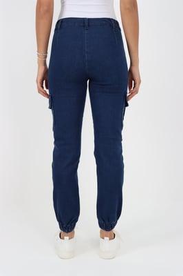 Damesjeans met elastische taille en zelfboeien in donkere stonewash