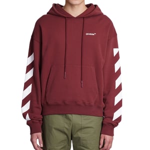 Gebroken witte Diag Helvetica over bordeauxrode hoodie