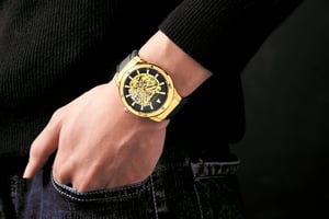 Met de hand gemonteerd, beperkt verkrijgbaar, automatisch Expedite Gold-horloge van Anthony James