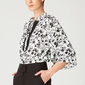 Tulpen mouwen blouse met monochrome bloemenprint en contrasterende halslijn
