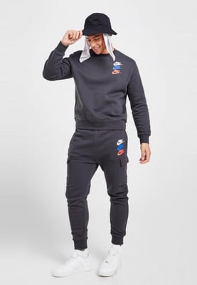 Nike Standard Issue Crew trainingspak voor heren in donkerrookgrijs