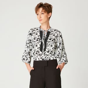 Tulpen mouwen blouse met monochrome bloemenprint en contrasterende halslijn
