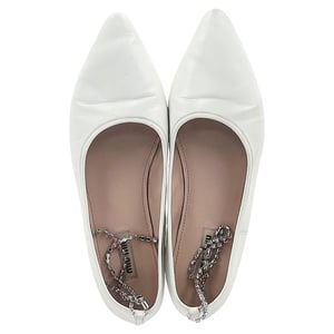 Miu Miu Versierde Strap Pointed-Toe Ballerina's in Witte Leer