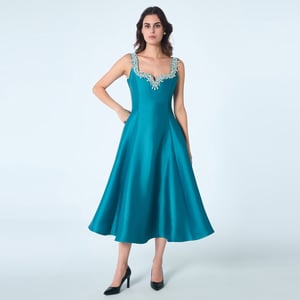 Cocktailjurk met hartvormig decolleté en kralen