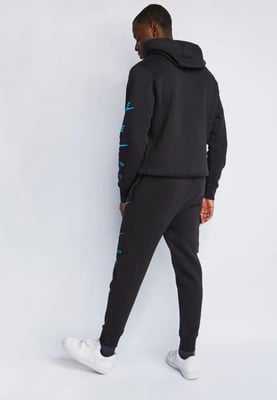 Nike Sportswear Standard Issue Hooded Tracksuit in Zwart