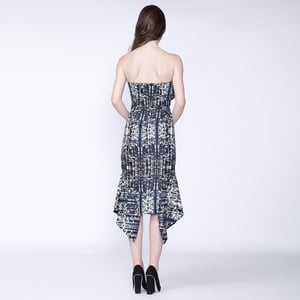 Gedrukte cocktailjurk, met bustier gesneden aangepast met buste en Baskische ruches