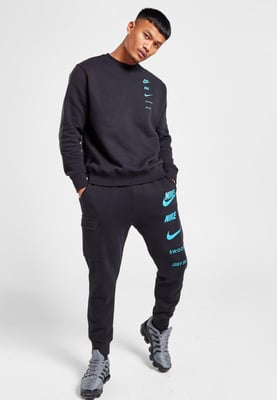 Nike Sportswear Standard Issue Heren Crew Trainingspak in Zwart