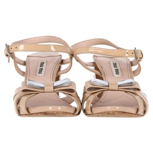 Miu Miu Sandalen met Strikdetail en Enkelbandje, Kristallen Hakken in Nude Leren Patina
