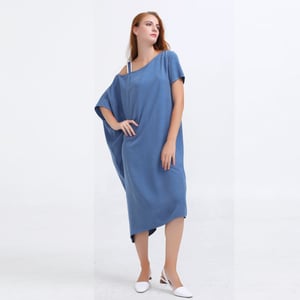 Minimalistische asymmetrische off-the-shoulder losse jurk
