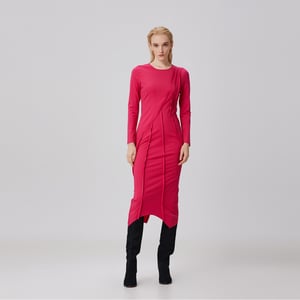 Jurk met asymmetrische structuurlijnen