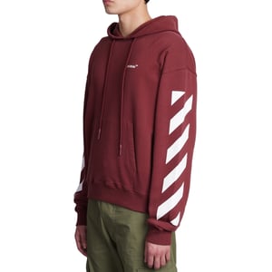 Gebroken witte Diag Helvetica over bordeauxrode hoodie