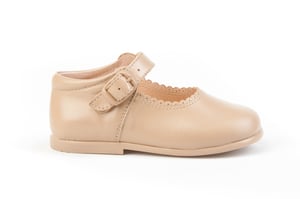 Merceditas-type schoen gemaakt van leer