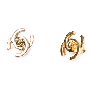CC Turn Lock Clip On Earrings  Oorbellen