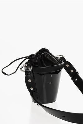 Zwarte leren bucketbag met verstelbare schouderband