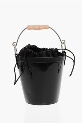 Zwarte leren bucketbag met houten handvat