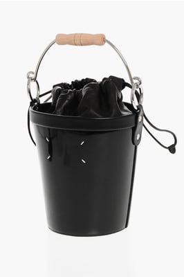 Zwarte leren bucketbag met houten handvat