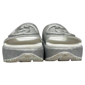Gucci GG Logo Glanzende Slippers in Zilver Rubber