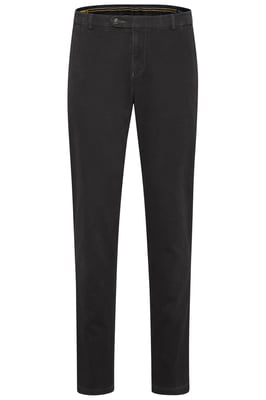 Bugatti Herren Een chino met een nauwsluitende pasvorm