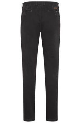 Bugatti Herren Een chino met een nauwsluitende pasvorm