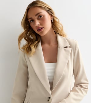 Getailleerde blazer met zakdetail beige