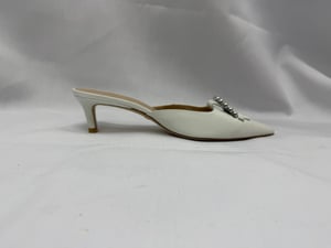 Stuart Weitzman Buckle-GVersierde Kitten-Hak Muilen in Witte Leer