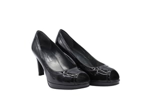 Stuart Weitzman x Russel Bromley Peep-Toe Pumps in Zwart Glanzend Leer