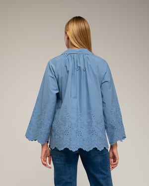Oversized blouse met borduurwerk op de mouwen