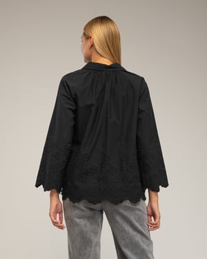 Overmaatse blouse met borduursel op de mouwen