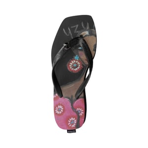 Claudia Mid Heel Flip Flop met strandprint, zwart