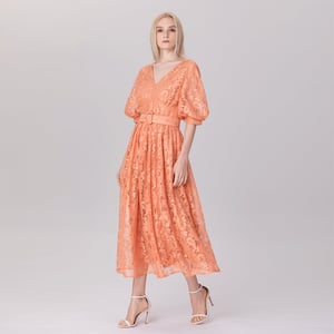 Jurk met pofmouwen en riem van kant