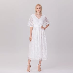 Jurk met pofmouwen en riem van kant