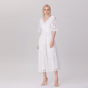 Jurk met pofmouwen en riem van kant