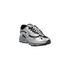 1000 Casual Sneakers