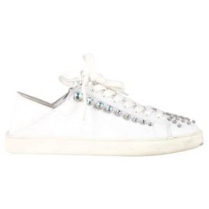 Stuart Weitzman Goldie Shine Convertibele Sneakers in Witte Leer
