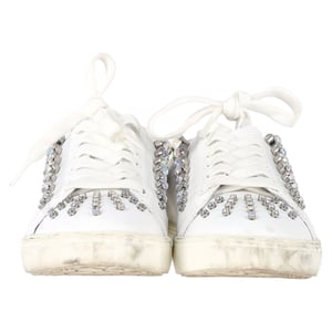 Stuart Weitzman Goldie Shine Convertibele Sneakers in Witte Leer