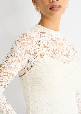 Witte stretch kanten mini-jurk met strik aan de voorkant en nauwsluitend silhouet