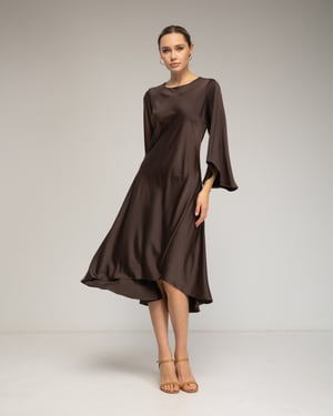 Satijnen midi-jurk met asymmetrische zoom
