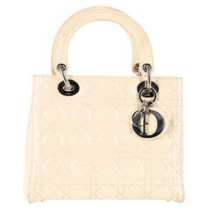 Dior Medium Lady Dior handtas met handvat in ivoorkleurig lakleer